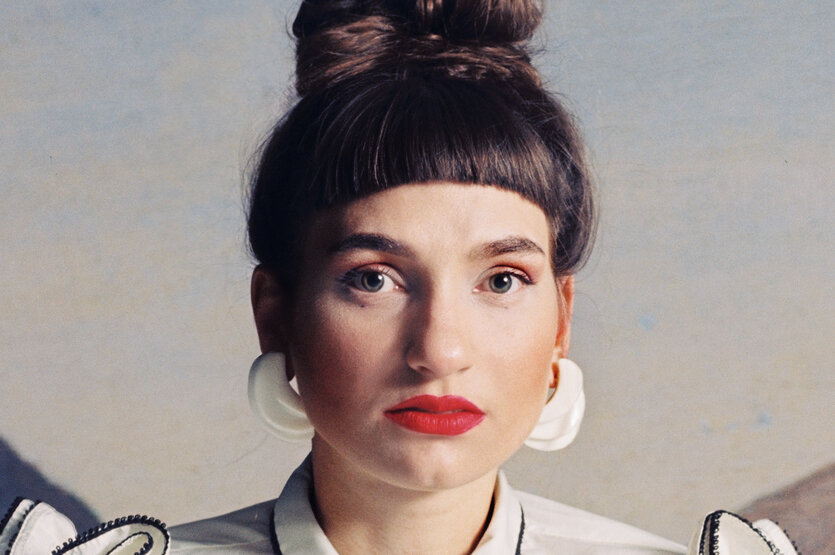 Anna Buchegger blickt streng frisiert in die Kamera.