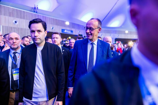 Johannes Winkel (l, CDU), Bundesvorsitzender der Jungen Union (JU), und Bundeskanzler Friedrich Merz (CDU)