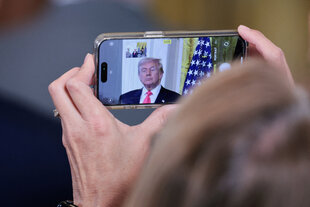 Trump auf dem Bildschirm eines Smartphones