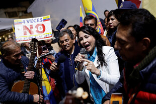 Bild einer Kundgebung, Luisa Gonzalez hält eine Rede.