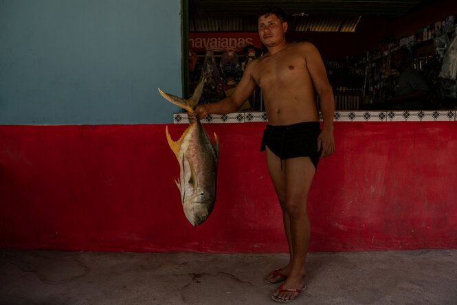 Eine Person mit einem Fisch.