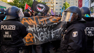 Linke Solidaritäts-Demonstration, daneben Polizei.