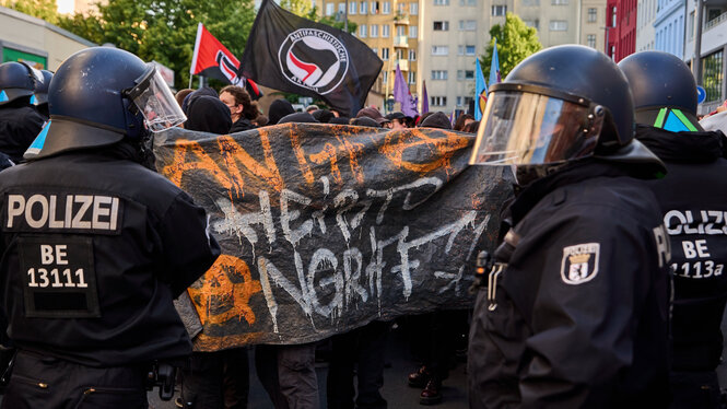 Linke Solidaritäts-Demonstration, daneben Polizei.