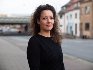 Donka Dimova steht auf einer Straße