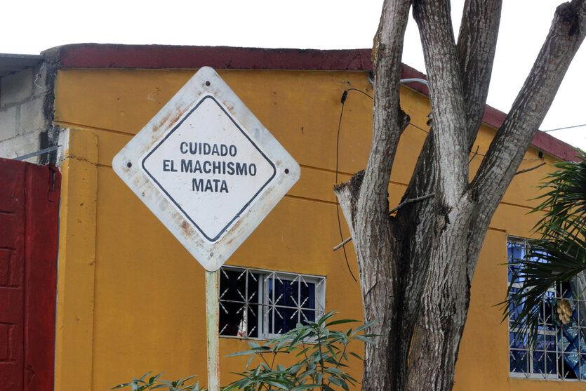 Ein Verkehrsschild - ein Quadrat, das auf der Spitze steht - steht am Eingang von der Stadt der Frauen: Es warnt davor, dass Machismo tödlich ist