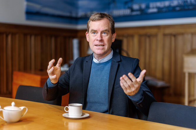 Noch-Bürgermeister Ulf Kämpfer sitzt an einem Tisch in seinem Büro im Kieler Rathaus
