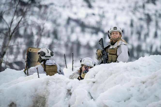 Soldat:innen im Schnee bei einer Militärübung