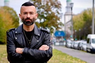 Mehmed König mit verschrönkten Armen