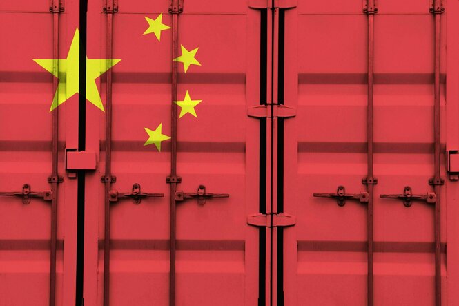 Schiffscontainer mit chinesischer Nationalflagge
