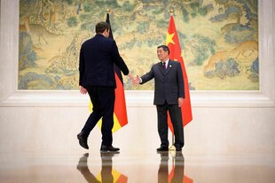 Zwei Männer begrüßen sich