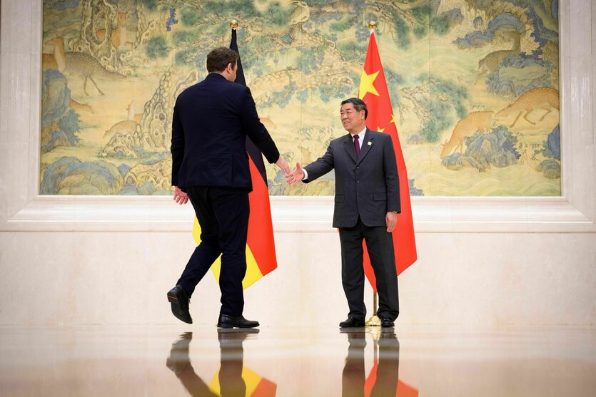 Zwei Männer begrüßen sich