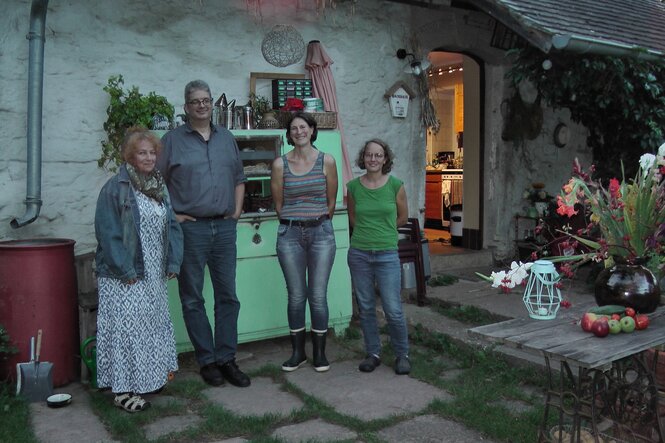 Menschen stehen vor einem Gebäude