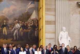 Marco Rubio, Priscilla Chan, Mark Zuckerberg, Lauren Sanchez, Jeff Bezos , Sundar Pichai, Elon Musk und andere stehen nebeneinander vor einer Wand des Kapitols in Washington, einige schauen nach oben