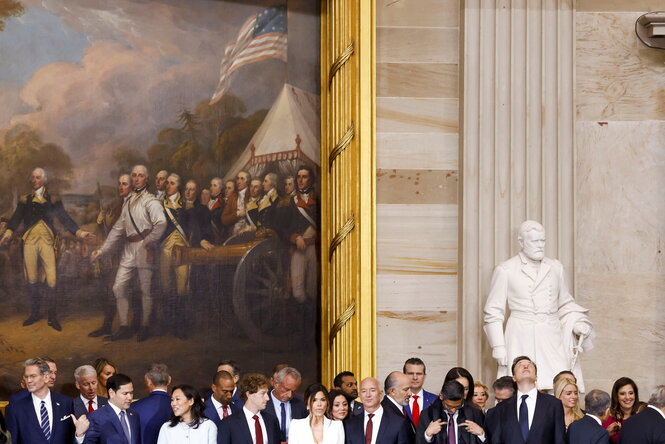 Marco Rubio, Priscilla Chan, Mark Zuckerberg, Lauren Sanchez, Jeff Bezos , Sundar Pichai, Elon Musk und andere stehen nebeneinander vor einer Wand des Kapitols in Washington, einige schauen nach oben