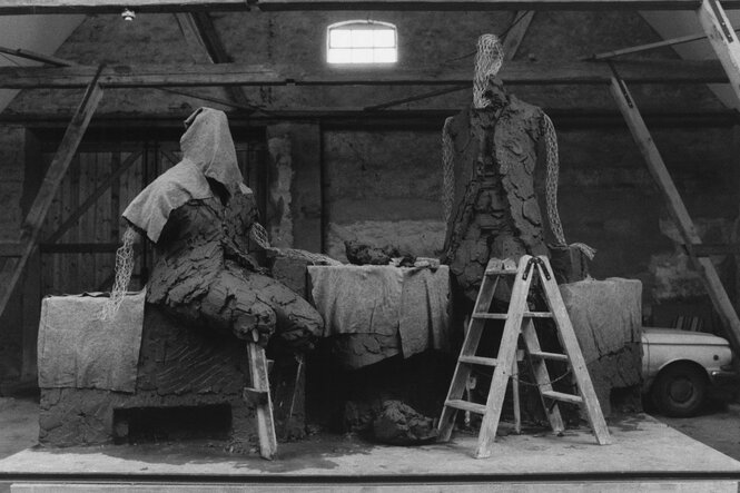 Im Atelier auf Usedom sind lebensgroße Draht- und Gips-Entwürfe der Zwei-Personen-Gruppe aufgebaut