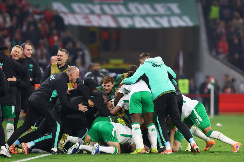 Eine Traube von Menschen, die sich auf dem Rasen gebildet hat, nachdem Irland das 3:2 gegen Ungarn geschossen hat