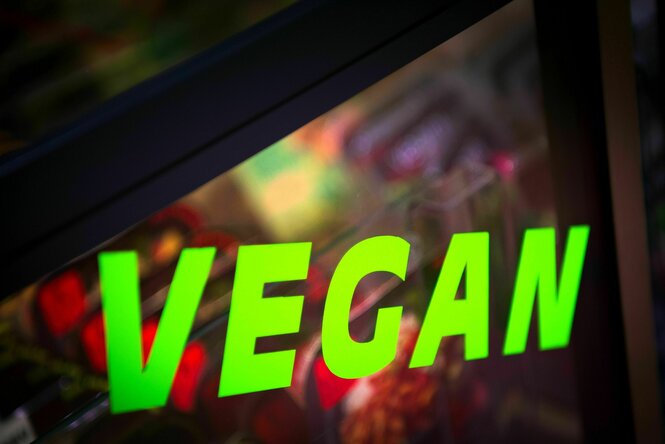 Das Wort VEGAN ist groß auf eine Kühltruhe geschrieben