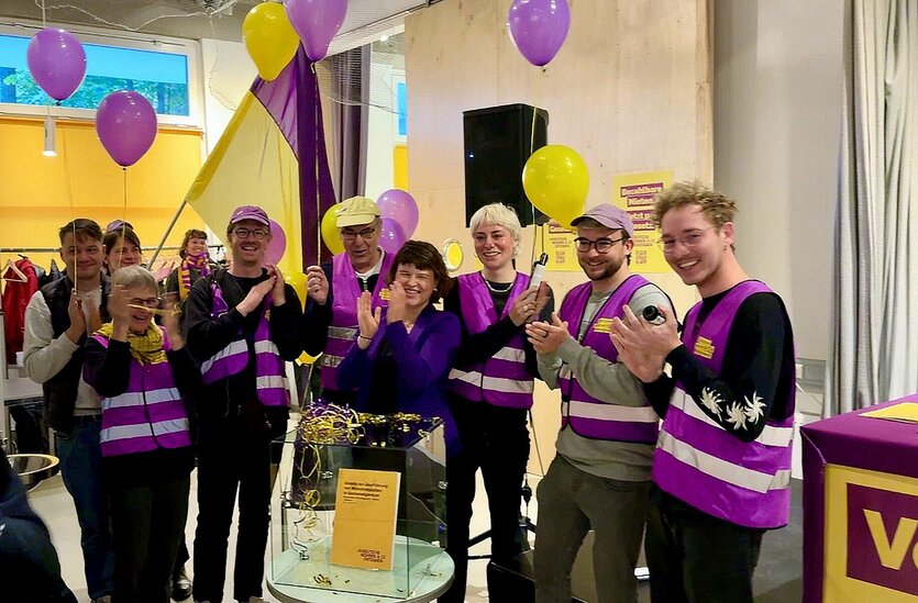 Aktivist:innen der Initiative Deutsche Wohnen und Co enteigenen mit Luftballons in lila und gelb.