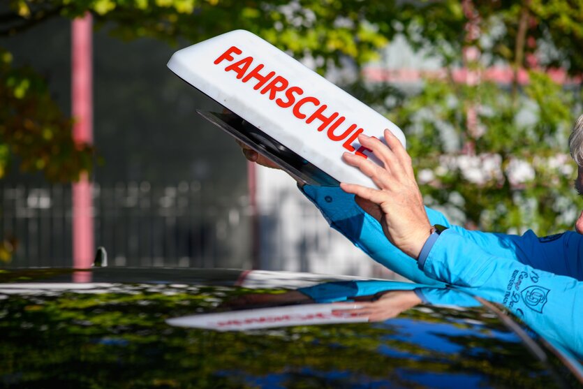 Fahrschulschild auf Wagen