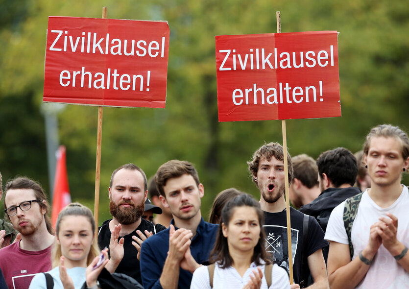 Studenten demonstrieren vor dem Düsseldorfer Landtag gegen das geplante neue Hochschulgesetz mit einem Plakat "Zivilklausel erhalten".