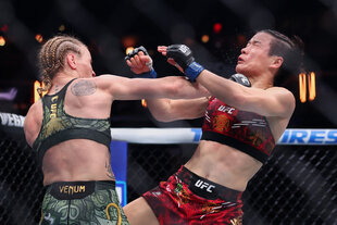Valentina Shevchenko schlägt mit der rechten Faust Zhang Weili unter das Kinn