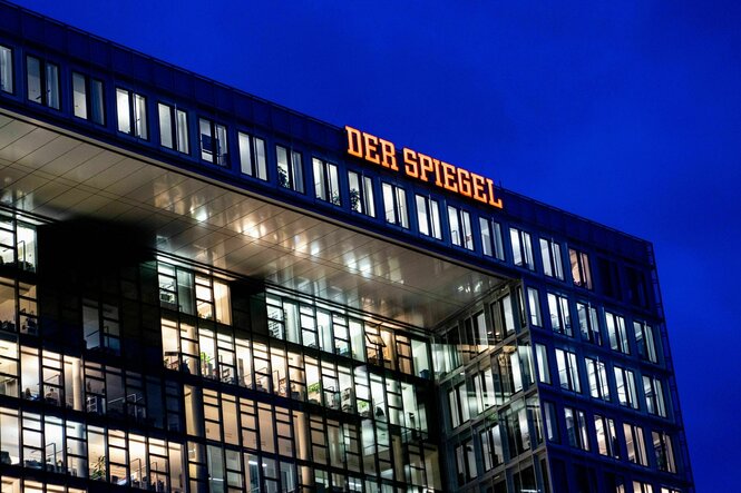 Ein beleuchtetes Hochhaus: das Spiegel-Verlagshaus in Hamburg