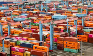 Container werden am der Hamburger Hafen und Logistik gelagert und verladen