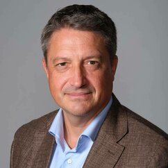 Ein Mann lächelt in die Kamera