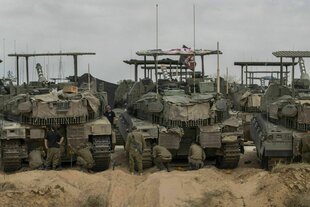 Soldaten arbeiten an Panzern