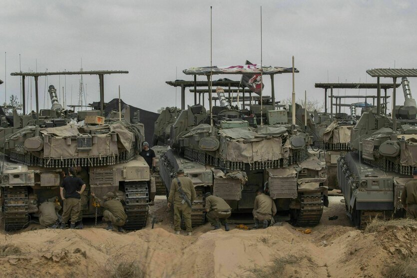 Soldaten arbeiten an Panzern