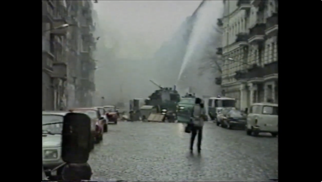 Screenshot aus dem Video: Wasserwerfer im Einsatz