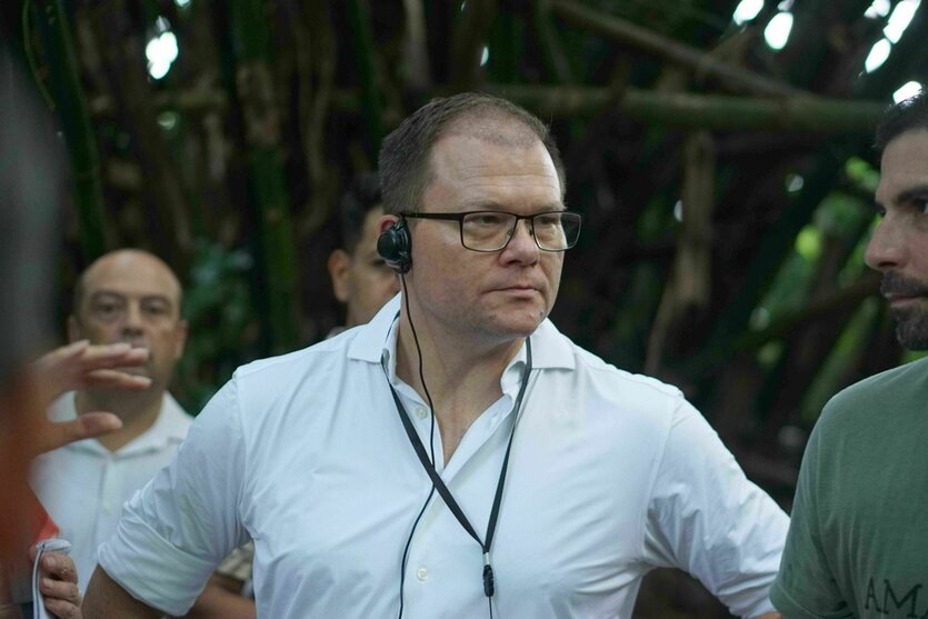 Ein Mann mit Headset schaut ernst