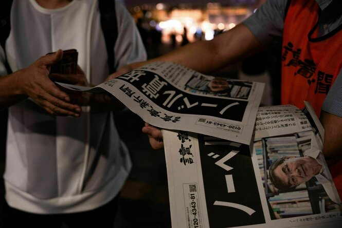 Handverkäufer verteilen Zeitungen