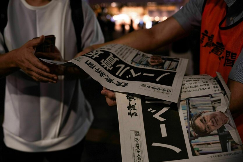 Handverkäufer verteilen Zeitungen