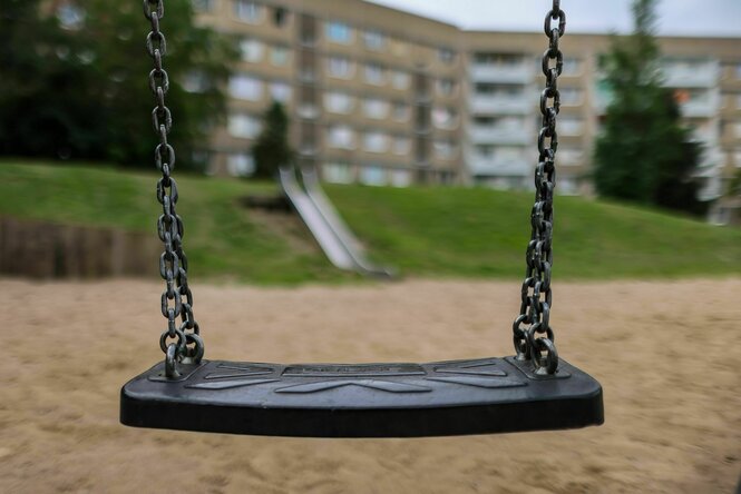 Eine Schaukel auf einem leeren Spielplatz