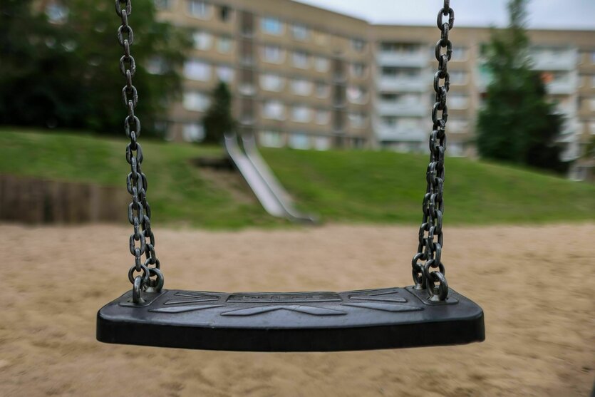 Eine Schaukel auf einem leeren Spielplatz