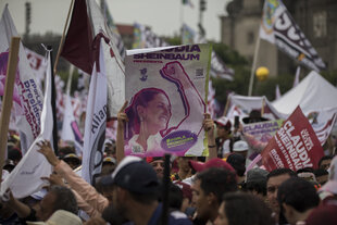 Demonstrierende halten während des Präsidentinnen-Wahlkampfs ein Plakat von der später siegreichen Kandidatin Claudia Sheinbaum in Pose der Frauen-Power-Ikone Rosie Riveter, mit angespanntem Bizeps und trotzigem Blick in die Höhe