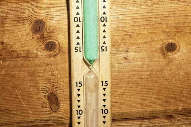 Ein Sanduhr in einer Sauna