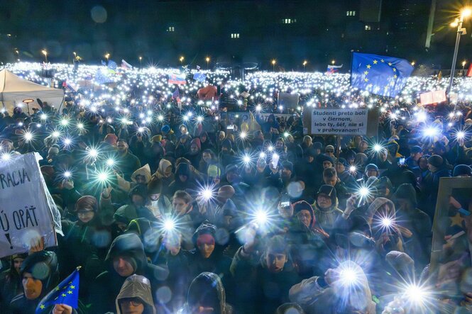 Viele Menschen mit Lichtern bei einer Demonstration.