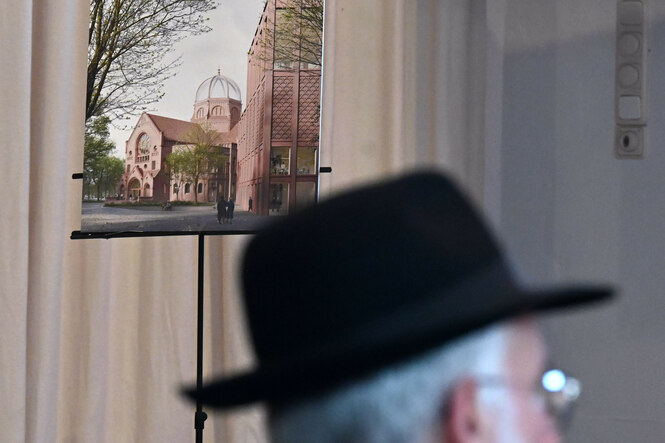 Ein Entwurf der Bornplatzsynagoge steht in der Talmud-Thora-Schule im Hamburger Grindel-Viertel