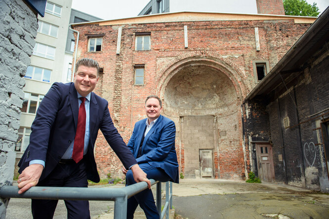 Die Hamburger Senatoren Dressel und Brosda posieren vor der Tempelruine in der Poolstraße