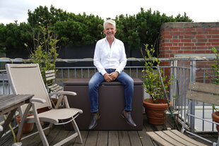 Heinz Strunk auf seinem Balkon