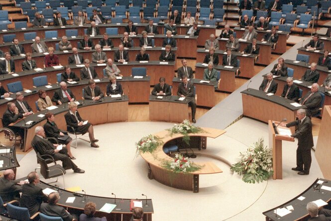 Bei der zentralen Gedenkfeier für die Opfer des Nationalsozialismus spricht am 27. 1. 1997 Hamburgs früherer Bürgermeister Klaus von Dohnanyi vor dem Bonner Bundestag