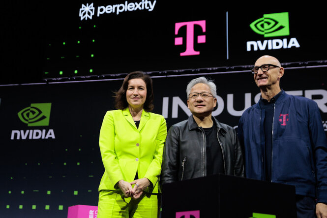 Dorothee Bär (CSU, l), Bundesministerin für Forschung, Technologie und Raumfahrt, Jensen Huang (M), CEO NVIDIA, und Tim Höttges (r), CEO Deutsche Telekom AG, bei der Vorstellung einer neuen KI-Fabrik von Telekom und Nvidia.