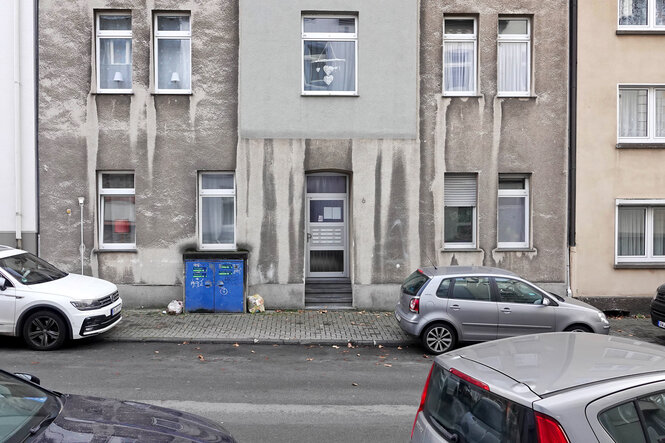 Blick auf ein Wohnhaus.