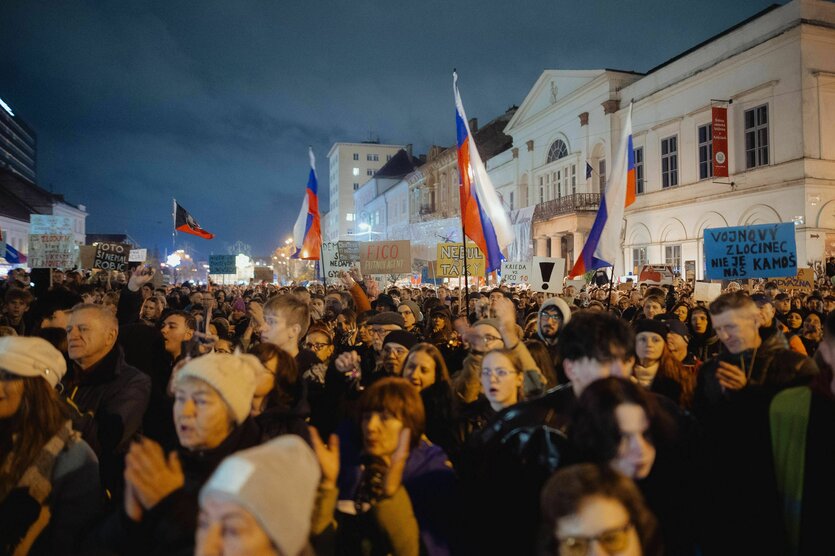 Demonstrierende halten slowakische Flaggen in die Höhe