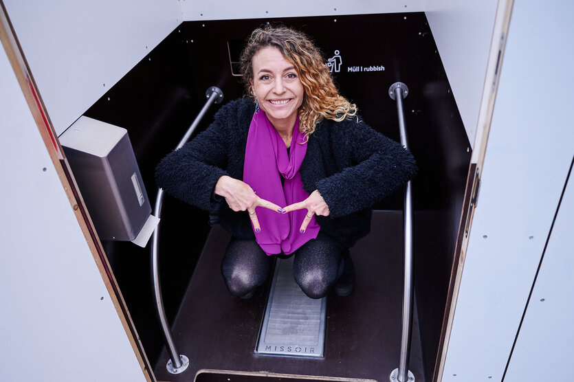 Lena Otvedi, die Gründerin von Missoir, dem weiblichen Pendant des Pissoirs, führt die öffentliche Toilette ohne Wasserverbrauch in der Hasenheide anlässlich des Welttoilettentags, dem 19. November, vor. In Berlin ist der öffentliche Raum mit kostenlosen Toiletten unterversorgt und öffentliche WC sind kostenpflichtig. Dies trifft insbesondere Frauen, inkontinente Personen, Kinder und Menschen mit geringem Einkommen und schließt sie von öffentlicher Teilhabe aus.