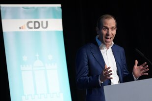Dennis Thering vor blauem CDU-Schriftzug