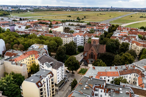 Luftbild vom Schillerkiez in Neukölln und dem angrenzenden Tempelhofer Feld