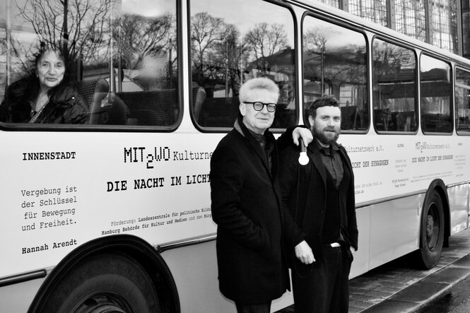 Peggy Parnass, Michael Batz und Giorgio Paolo in bzw. vor einem Bus